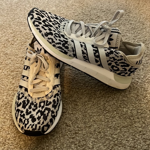 CHEETAH SIZE 9 ADIDAS RUNNING SHOES!! - Picture 2 of 6
